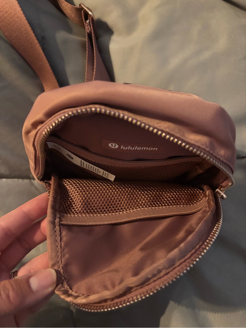 lululemon athletica Small Crossbody Shoulder Bag in Dusky Rose - Picture 3 of 5
